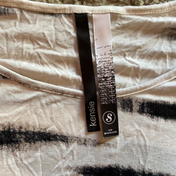Black and white Kensie T-shirt size small - Picture 2 of 2